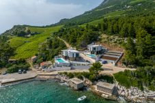 Villa in Pijavicino - Beachfront villa Luce with seaview and pool