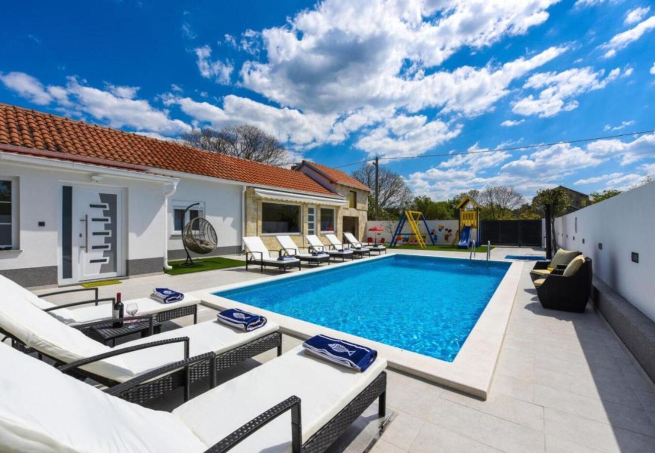 Villa in Crno - Villa Mare with heated pool and gym