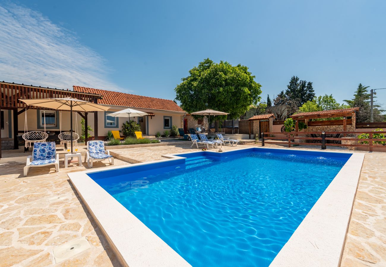 House in Benkovac - Holiday Home Burgija