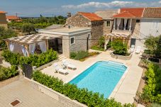 Apartment in Ugljan - Apartment Varos 2+1 with shared pool