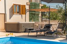 House in Sikovo - Holiday house Tina with jacuzzi and pool